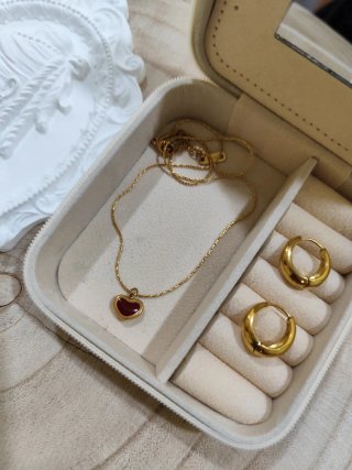 Conjunto de collar y pendientes dorados