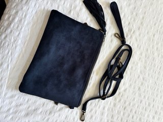 Bolso de mano/bandolera tipo ante azul con plumas