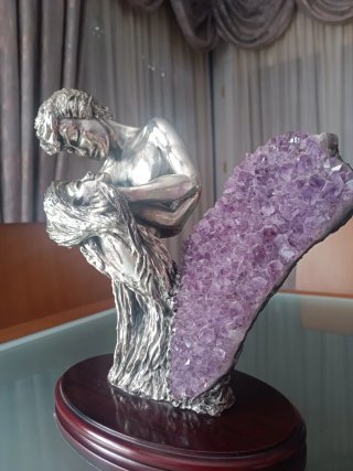 Escultura pareja enamorada amatista
