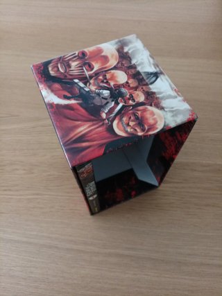Ataque a los titanes 1 + caja