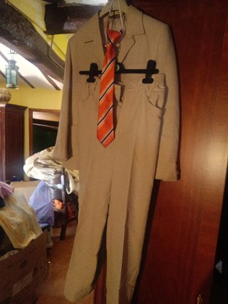Traje de niño beige con corbata