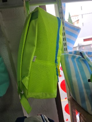 Mochila verde lima con detalles azules