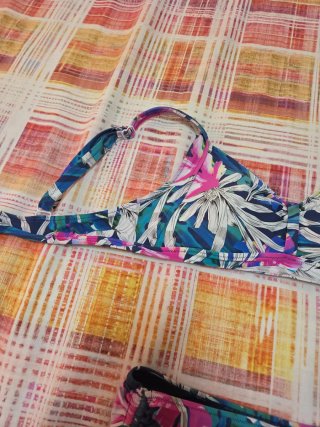 Bikini flores Talla 40.