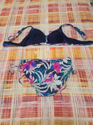 Bikini flores Talla 40.