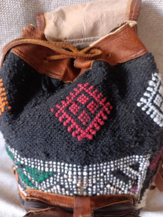 Mochila Cuero y Tejido Étnico