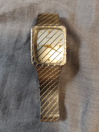 Reloj Titan Dorado y Plateado