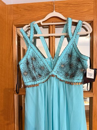 Vestido azul con adornos dorados