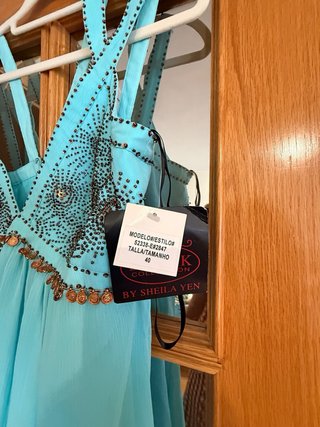 Vestido azul con adornos dorados