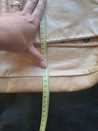 Bolso de hombro beige de piel