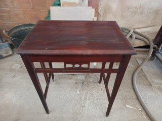 Mesa auxiliar de madera maciza