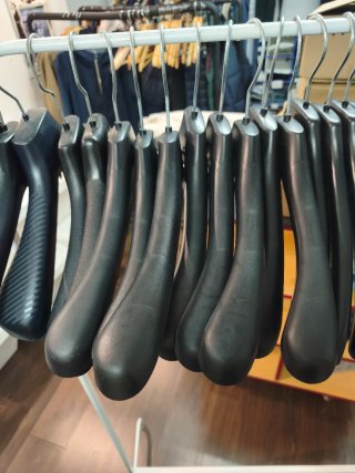Lote 40 perchas anchas negras