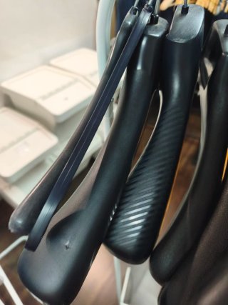 Lote 40 perchas anchas negras