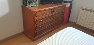 Cómoda de madera antigua con molduras