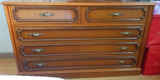 Cómoda de madera antigua con molduras