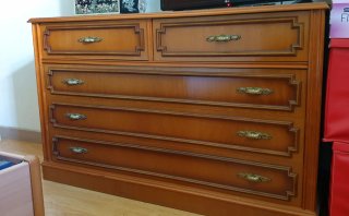 Cómoda de madera antigua con molduras