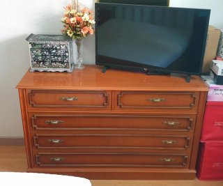 Cómoda de madera antigua con molduras