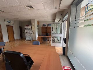 Local comercial en alquiler en Parque Alcosa - Jardines del Edén en Sevilla