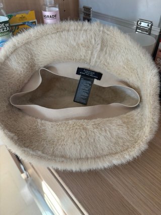 Gorro de pelo sintético beige