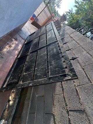 Puerta corredera metálica negra
