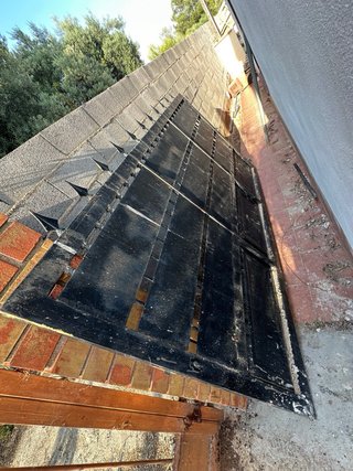 Puerta corredera metálica negra