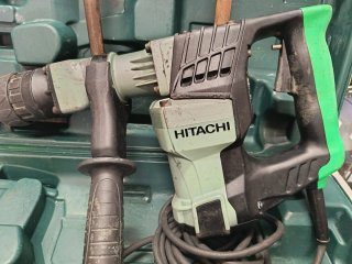 Martillo demoledor Hitachi con cinceles
