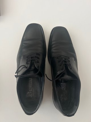 Zapatos de vestir negros para caballero.