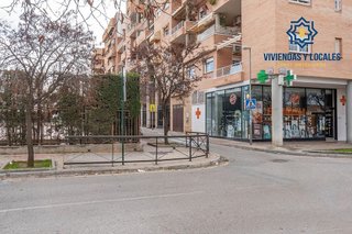 Local comercial en venta en Cervantes en Granada