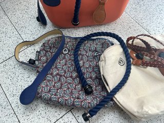 Borsa O bag arancione con tracolla blu