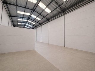 Nave industrial en alquiler en Zona Polígono en Alzira