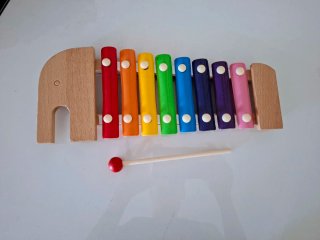 Xilófono de madera con mazo