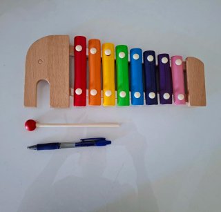 Xilófono de madera con mazo