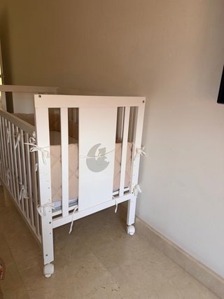 Cuna con colchón, bordillos y bajeras