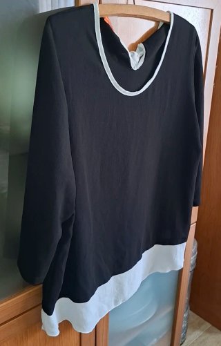 42/44, Precchio, blusa negra y blanca