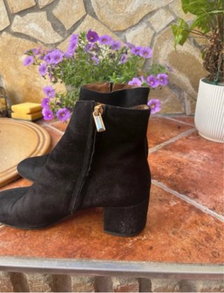 Botines negros de ante con cremallera