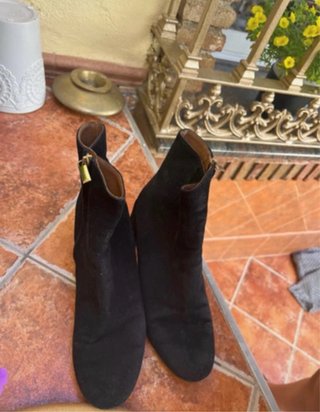 Botines negros de ante con cremallera