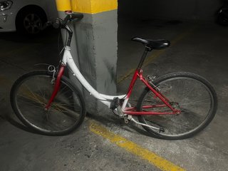 Bicicleta de paseo blanca y roja