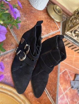 Botines negros con hebillas plateadas
