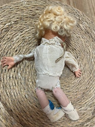 Preciosa muñeca antigua pelo rubio rizado
