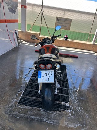 Suzuki GSR 600 Negra/Naranja