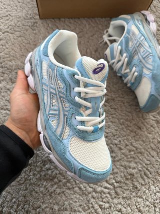 Zapatillas Asics Plata y Blanco
