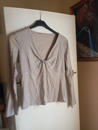 Blusa de rayas beige y negra