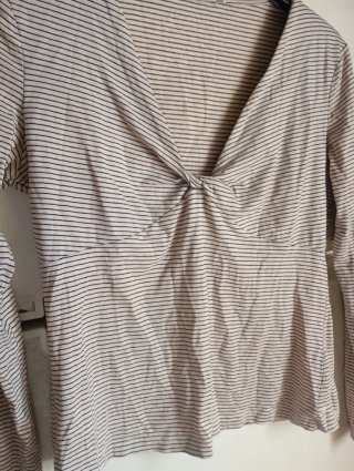 Blusa de rayas beige y negra