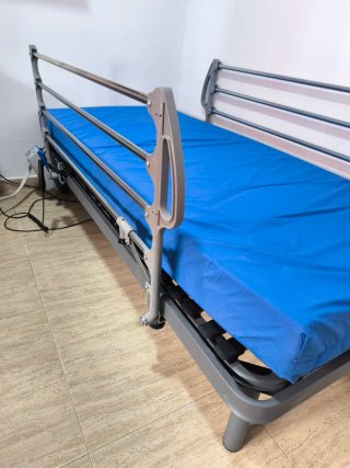 Cama articulada con colchón.