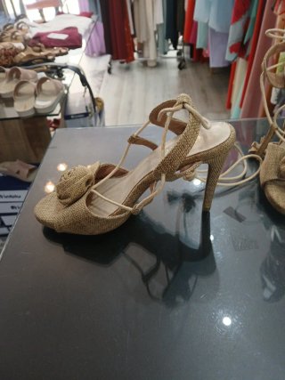 Sandalias de tacón alto de piel y tela de saco