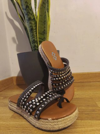 Sandalias con tachuelas talla 37