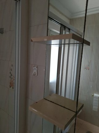Mueble de lavabo, encimera de mármol y espejo.
