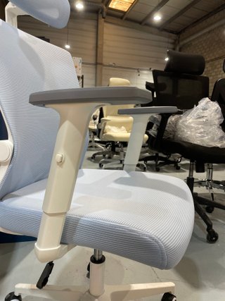 Silla de oficina ergonómica gris y blanca