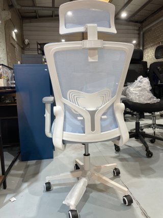 Silla de oficina ergonómica gris y blanca