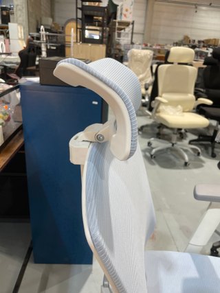 Silla de oficina ergonómica gris y blanca