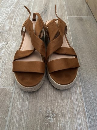 Alpargatas de cuña con lazo marrón